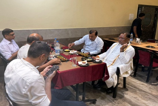 मुख्यमंत्री साय का सादगी भरा अंदाज़- ढाबा में रुककर खाया खाना, लोगों को भाया ये अंदाज़