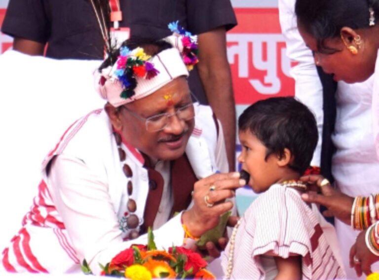 मुख्यमंत्री विष्णुदेव साय का आत्मीय और वात्सल्यपूर्ण व्यवहार : नन्ही बच्ची भूमिका बघेल को दुलारते हुए खिलाया महुआ लड्डू