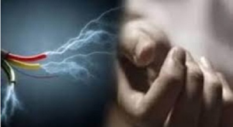 दुर्गा पंडाल के निर्माण में जुटे युवक की करंट के चपेट में आने से मौत
