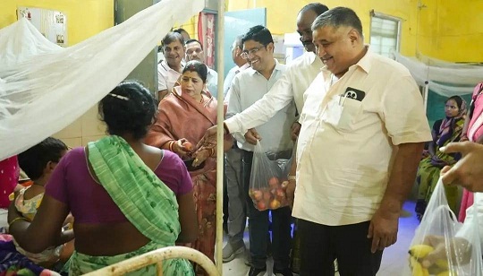 सेवा पखवाड़ा के अवसर पर मंत्री राजेश अग्रवाल ने मरीजों के स्वास्थ्य की ली जानकारी