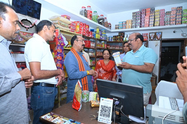 उप मुख्यमंत्री अरुण साव ने जीएसटी बचत उत्सव पर व्यापारियों से की चर्चा, मुंह मीठा कर दी बधाई