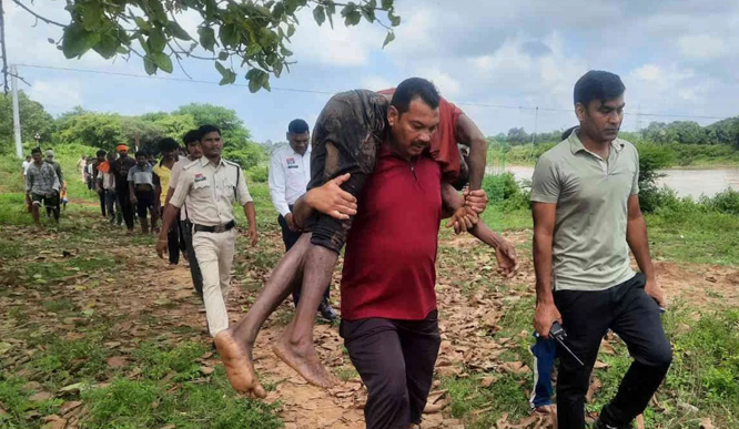 नशे में धुत युवक ने इंद्रावती नदी में लगाई छलांग, जवानों ने डूबने से बचाया