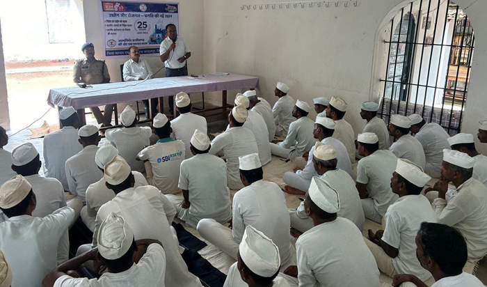 जगदलपुर: केंद्रीय जेल के 150 से अधिक कैदियों को दी गई स्वरोजगार योजनाओं की जानकारी