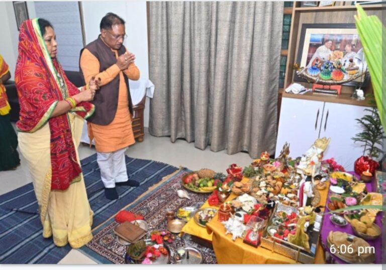 मुख्यमंत्री विष्णु देव साय ने की गोवर्धन पूजा, प्रदेश की सुख-समृद्धि और खुशहाली की कामना की