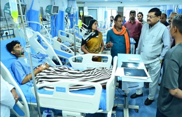 बेमेतरा हादसे के घायलों से कैबिनेट मंत्री दयाल दास बघेल ने की मुलाकात: बेहतर उपचार के निर्देश