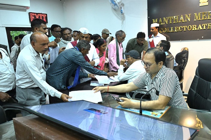 जनदर्शन में उमड़ी भीड़: सेवानिवृत्त शिक्षक ने दिखाई समाज सेवा की राह, वहीं सरपंच पर लगा तालाब प्रदूषण का गंभीर आरोप