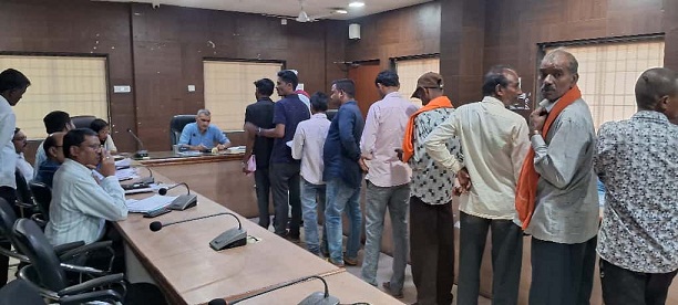 कलेक्टर शर्मा की जनदर्शन: 32 आवेदनों पर त्वरित सुनवाई, ग्रामीण समस्याओं के निराकरण पर ज़ोर