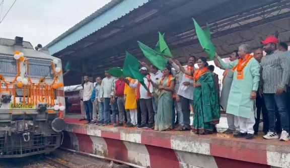 श्री राम लला दर्शन योजना’ के तहत श्रद्धालुओं से भरी ट्रेन रवाना, विधायक धरमलाल कौशिक ने दिखाई हरी झंडी…