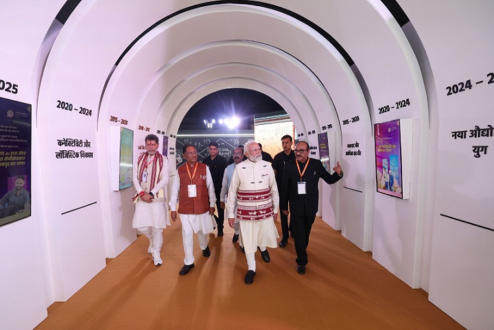 प्रधानमंत्री नरेंद्र मोदी ने राज्योत्सव स्थल पर विभिन्न विभागों द्वारा आयोजित प्रदर्शनी का किया शुभारंभ