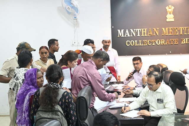 साप्ताहिक जनदर्शन: कलेक्टर ने सुनी लोगों की समस्याएं