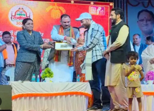 ‘पहलगाम हीरो’ नजाकत अली का छत्तीसगढ़ राज्योत्सव में सम्मान: मानवता की मिसाल, बचाई 11 शैलानियों की जान