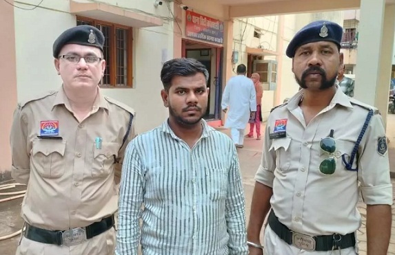 नौकरी के बदले अश्लील माँग: धमतरी में ‘वार्ड बॉय’ गिरफ्तार, सख्त कार्रवाई जारी