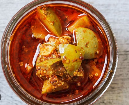 अचार खाना सेहत के लिए फायदेमंद या नुकसानदायक? आप भी इसके शौकीन, तो एक्सपर्ट से जानें काम की बात