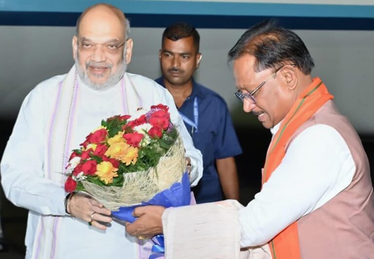 केंद्रीय गृह मंत्री अमित शाह पहुंचे रायपुर: मुख्यमंत्री विष्णुदेव साय ने किया आत्मीय स्वागत
