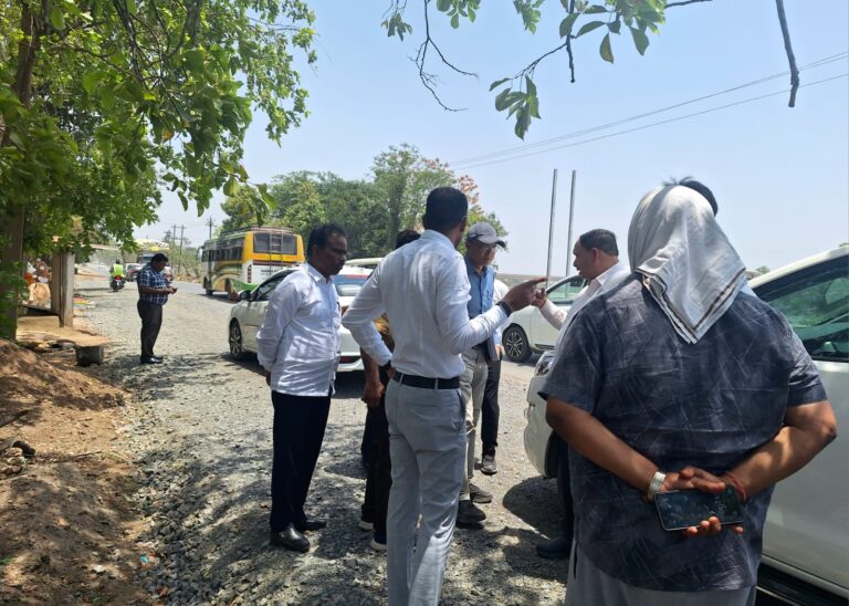 लोक निर्माण विभाग के सचिव ने सड़कों का काम देखा