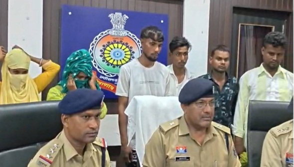 दुर्ग पुलिस की बड़ी कामयाबी: सूने मकानों को निशाना बनाने वाले शातिर ‘गोरखा गैंग’ का पर्दाफाश, 7 गिरफ्तार