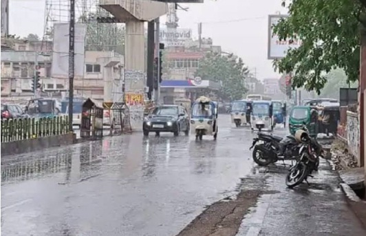 छत्तीसगढ़ में मौसम का यू-टर्न: राजधानी समेत कई जिलों में ‘मानसून’ जैसी बारिश, आंधी-तूफान से पेड़ उखड़े, बिजली व्यवस्था ठप