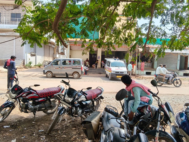 लाइफ केयर डायग्नोस्टिक सेंटर में मानकों की धज्जियां, पार्किंग और शौचालय की बदहाली से मरीज बेहाल