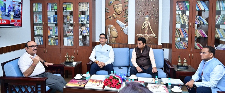 भारत सरकार के भूमि संसाधन सचिव ने छत्तीसगढ़ के मुख्य सचिव से की सौजन्य भेंट