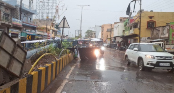 रायपुर समेत छत्तीसगढ़ में आंधी-बारिश का तांडव: कई जगह गिरे पेड़; आज शाम फिर बिगड़ेगा मौसम