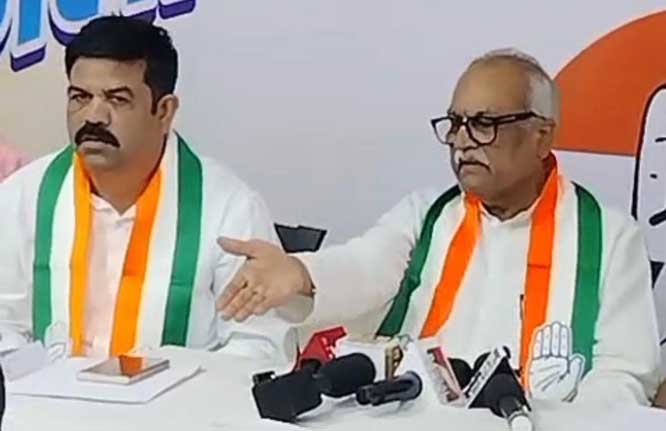 प्रधानमंत्री उर्वरक की व्यवस्था करने के बजाय किसानों से यूरिया की खपत कम करने की अपील कर रहे- उमाशंकर शुक्ला