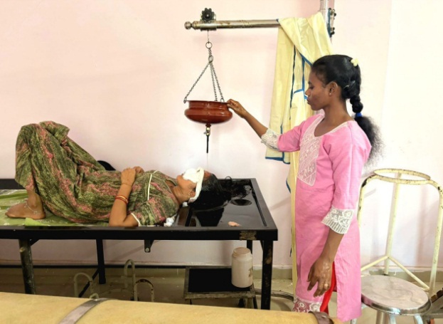 पंचकर्म चिकित्सा की मदद से 5 साल पुराने माइग्रेन से मुक्त हुईं सीमा