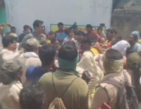 अतिक्रमण हटाने पहुंची टीम पर ग्रामीणों का हमला, डिप्टी डायरेक्टर वरुण जैन से धक्का-मुक्की, इलाके में भारी पुलिस बल तैनात