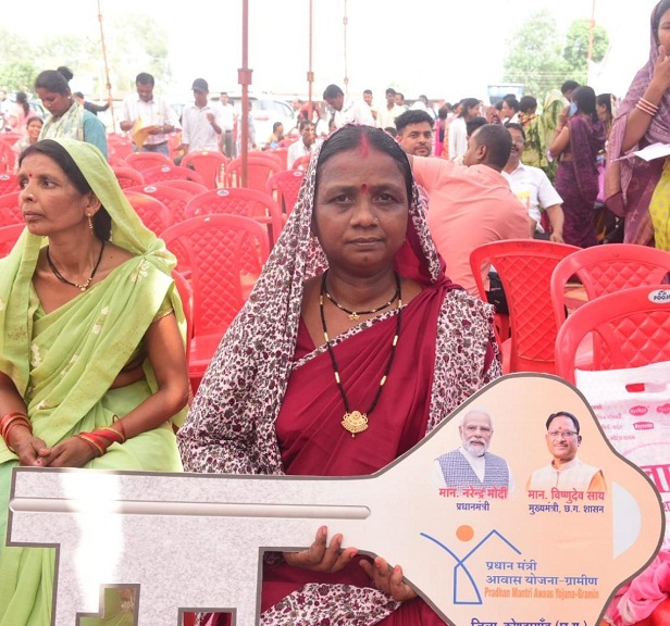 सावित्री नाग और मोनिका यादव के पक्के मकान का सपना हुआ पूरा