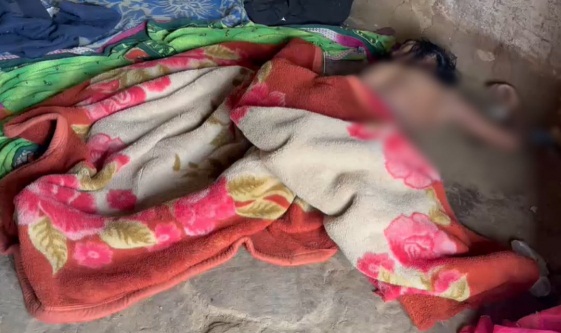 शराब के नशे में पति ने पत्नी को उतारा मौत के घाट, अर्धनग्न हालत में मिली लाश; आरोपी फरार