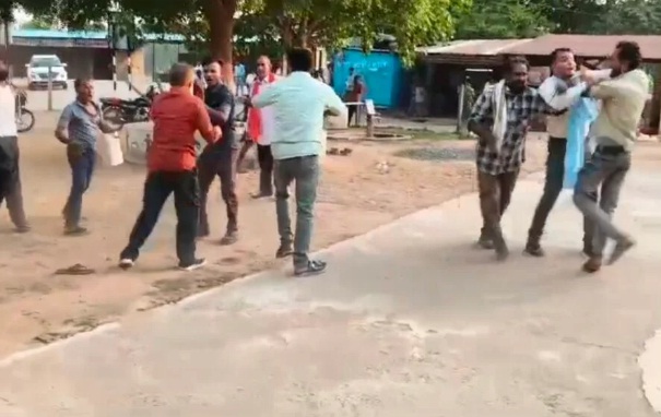 वाड्रफनगर कोर्ट परिसर में भिड़े दो पक्ष, वकील से बदसलूकी के बाद 18 लोगों पर नामजद FIR दर्ज