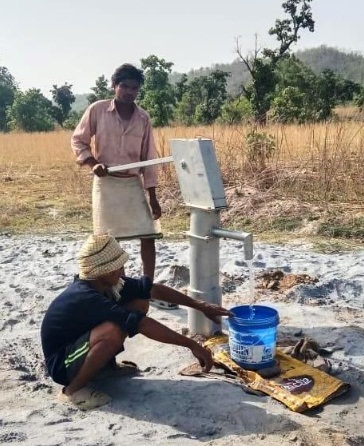 नदी के उस पार भी पहुँची राहत की धार: बलरामपुर प्रशासन ने ‘बाहरचूरा’ के नदी पार पारा में बुझाई बरसों की प्यास