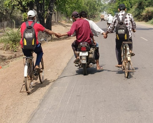 पेट्रोल बचत का अनोखा तरीका- छात्र कर रहे हैं टीमवर्क!