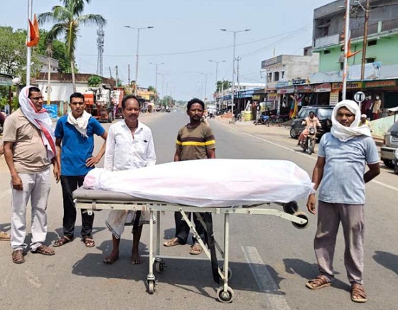 देवमाता अस्पताल में प्रसूता की मौत के बाद भारी हंगामा, परिजनों ने नेशनल हाईवे पर शव रखकर लगाया चक्काजाम