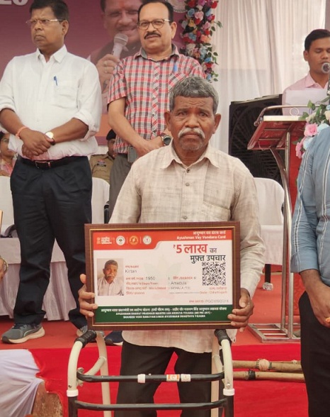सुशासन तिहार: आख़िरी छोर तक पहुँची संवेदनशील सरकार, 76 वर्षीय कीर्तन भंडारी को मिला वॉकर और ‘आयुष्मान वय वंदन’ कवच