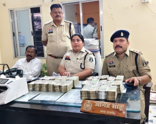 बालोद में पुलिस की बड़ी कार्रवाई: चेकिंग के दौरान क्रेटा कार से ₹65 लाख कैश बरामद, दो आरोपी गिरफ्तार