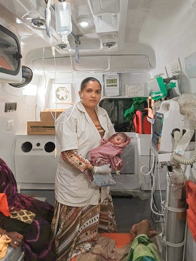 सड़क पर ‘संजीवनी’: 108 कर्मियों की सूझबूझ से एम्बुलेंस में गूंजी किलकारी, जच्चा-बच्चा दोनों सुरक्षित