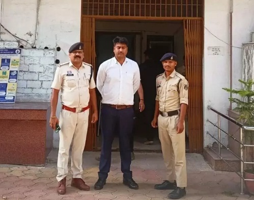 क्रिकेट मैच में खुद को ‘गृहमंत्री का OSD’ बताकर रौब झाड़ने वाला फर्जी अधिकारी गिरफ्तार, भेजा गया जेल