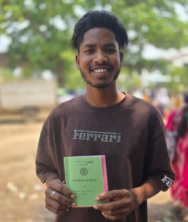 सुशासन तिहार बना जरूरतमंदों के लिए संबल: मन्नू को मिला वन अधिकार पत्र पुस्तिका, जताई खुशी