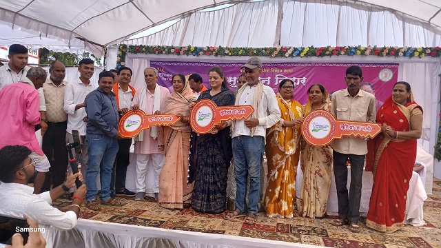 सुशासन तिहार- हितग्राहियों को मिला पक्के घर का सपना, आवास की चाबियों एवं स्वीकृति पत्रों का हुआ वितरण