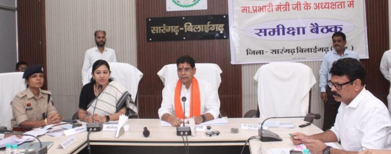 अधिकारी-कर्मचारी जिम्मेदारी से काम करें, हर जरूरतमंद तक पहुँचे सरकारी योजनाएँ’ – मंत्री टंक राम वर्मा