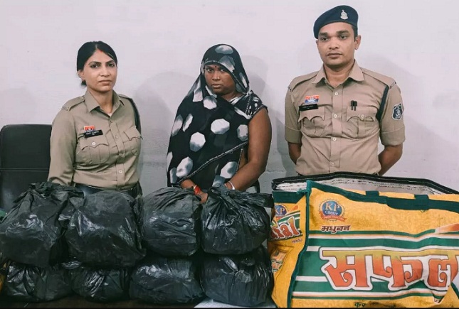 रायपुर में बड़ा एक्शन: उड़ीसा से यूपी जा रही गोरखपुर की महिला तस्कर गिरफ्तार, ₹8.21 लाख का गांजा जब्त