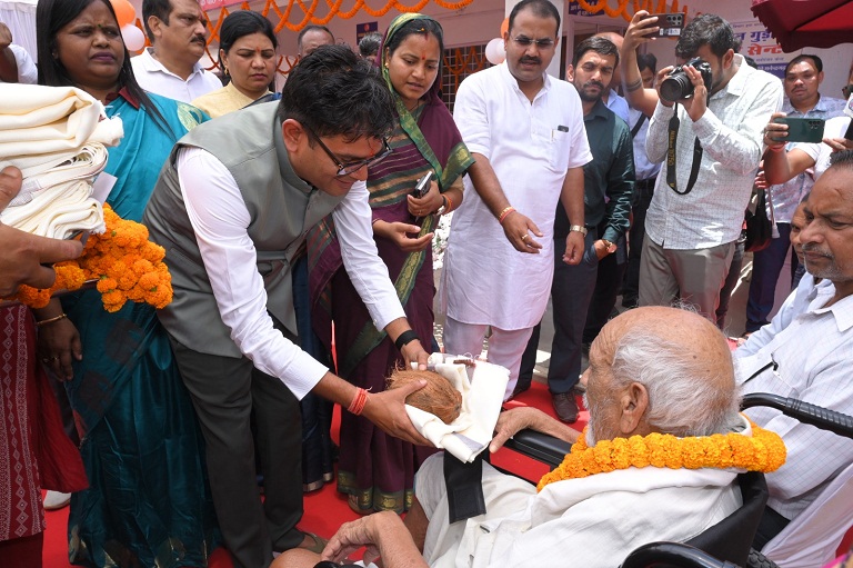 बुजुर्गों को मिला अपनापन और सम्मान का नया ठिकाना, अंबिकापुर में शुरू हुआ ‘सियान गुड़ी’ डे-केयर सेंटर