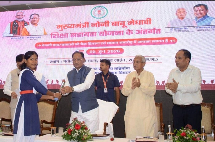 मुख्यमंत्री के हाथों मेधावी छात्रा को मिली 2 लाख रुपये की सहायता