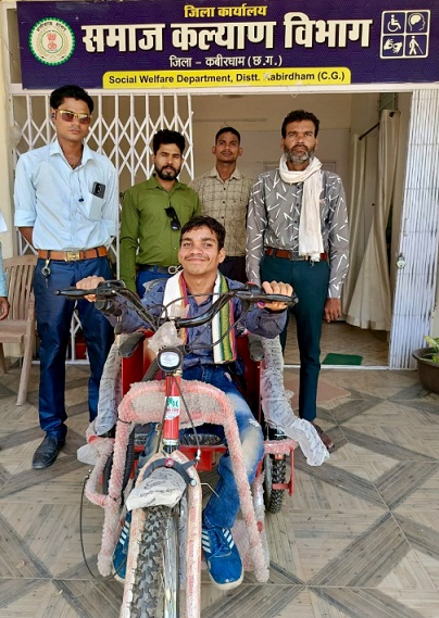 सुशासन तिहार 2026: 85% दिव्यांग मनुराज के सपनों को लगे ‘बैटरी’ के पंख, अधूरी शिक्षा और आत्मनिर्भरता की राह हुई आसान