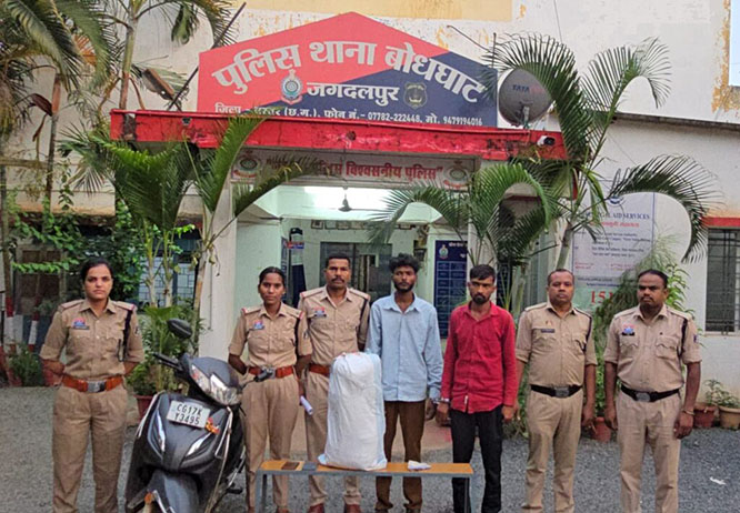 बस्तर में नशे के सौदागरों पर पुलिस का शिकंजा: 15 किलो से अधिक गांजे के साथ स्कूटी सवार दो तस्कर गिरफ्तार