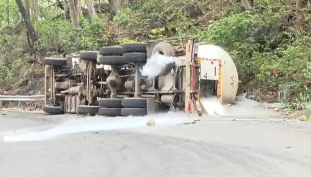 केशकाल घाट में बड़ा हादसा टला: ब्रेक फेल होने से पलटा ऑक्सीजन टैंकर, चालक की सूझबूझ से थमी तबाही की आहट