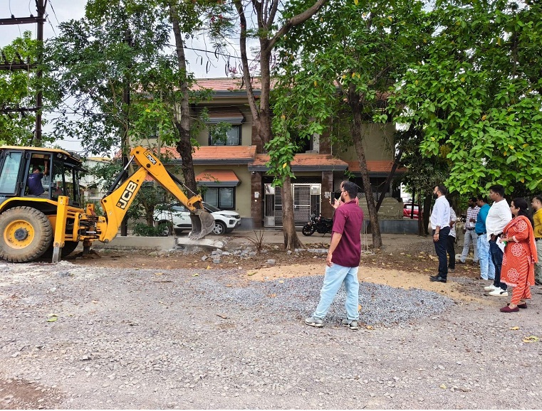 हाउसिंग बोर्ड की बड़ी कार्रवाई, सेजबहार में करोड़ों की सरकारी जमीन से हटाया अवैध कब्जा
