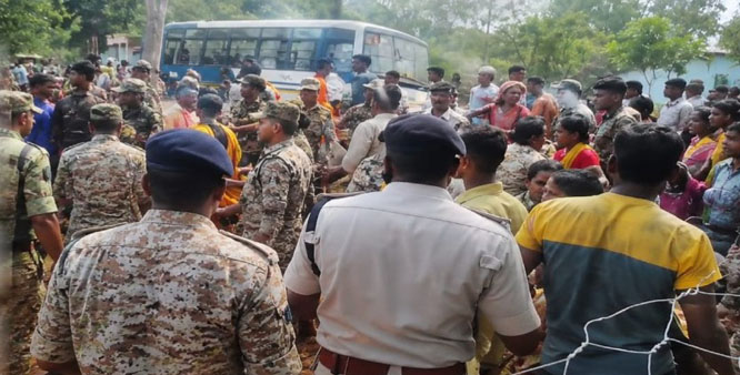 बस्तर में ज़मीनी विवाद पर बवाल: कोर्ट के आदेश पर कब्ज़ा दिलाने पहुँचे RI और भू-स्वामी पर ग्रामीणों का हमला, गाँव में पुलिस बल तैनात