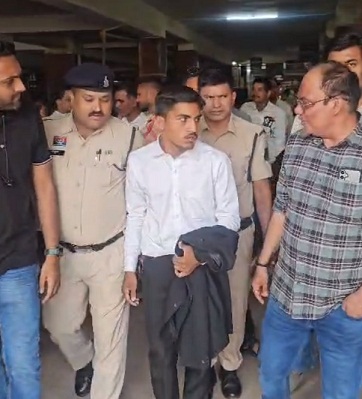 रायपुर कोर्ट परिसर में बड़ा भंडाफोड़: पहचान बदलकर वकालत कर रहा फर्जी वकील गिरफ्तार, 5 अन्य साथियों के शामिल होने की आशंका