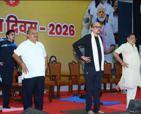 12वां अंतरराष्ट्रीय योग दिवस: छत्तीसगढ़ के राज्यपाल रमेन डेका ने IGKV रायपुर में किया सामूहिक योगाभ्यास; पर्यावरण संरक्षण के लिए किया वृक्षारोपण